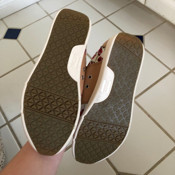 ‼️SOLD‼️ NWOT Toms Floral & Leather Lace-Up Sneakers - Picture 4 of 4